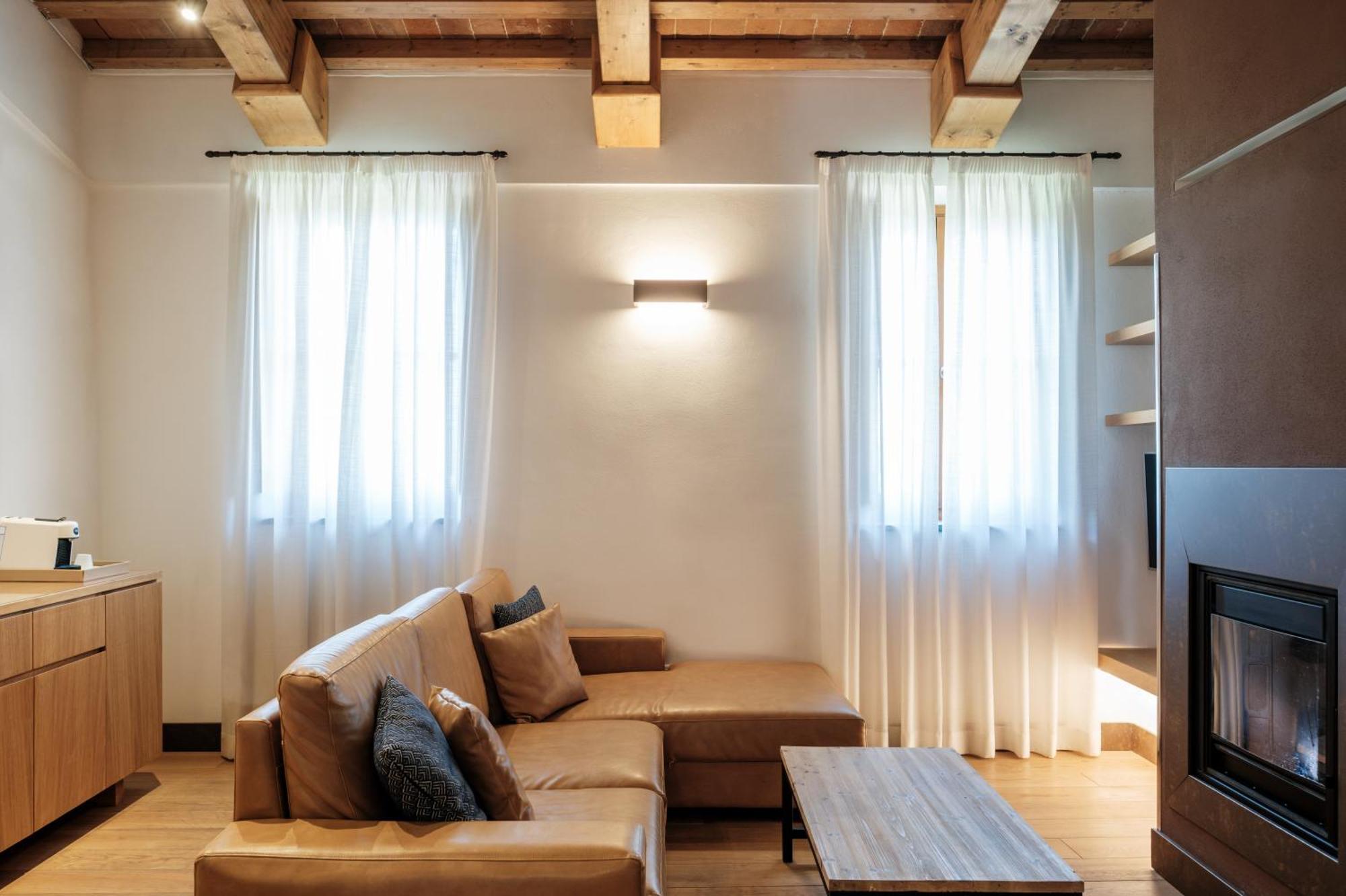 빌라 톨로메이 호텔&리조트 피렌체 외부 사진 A living room with a fireplace
