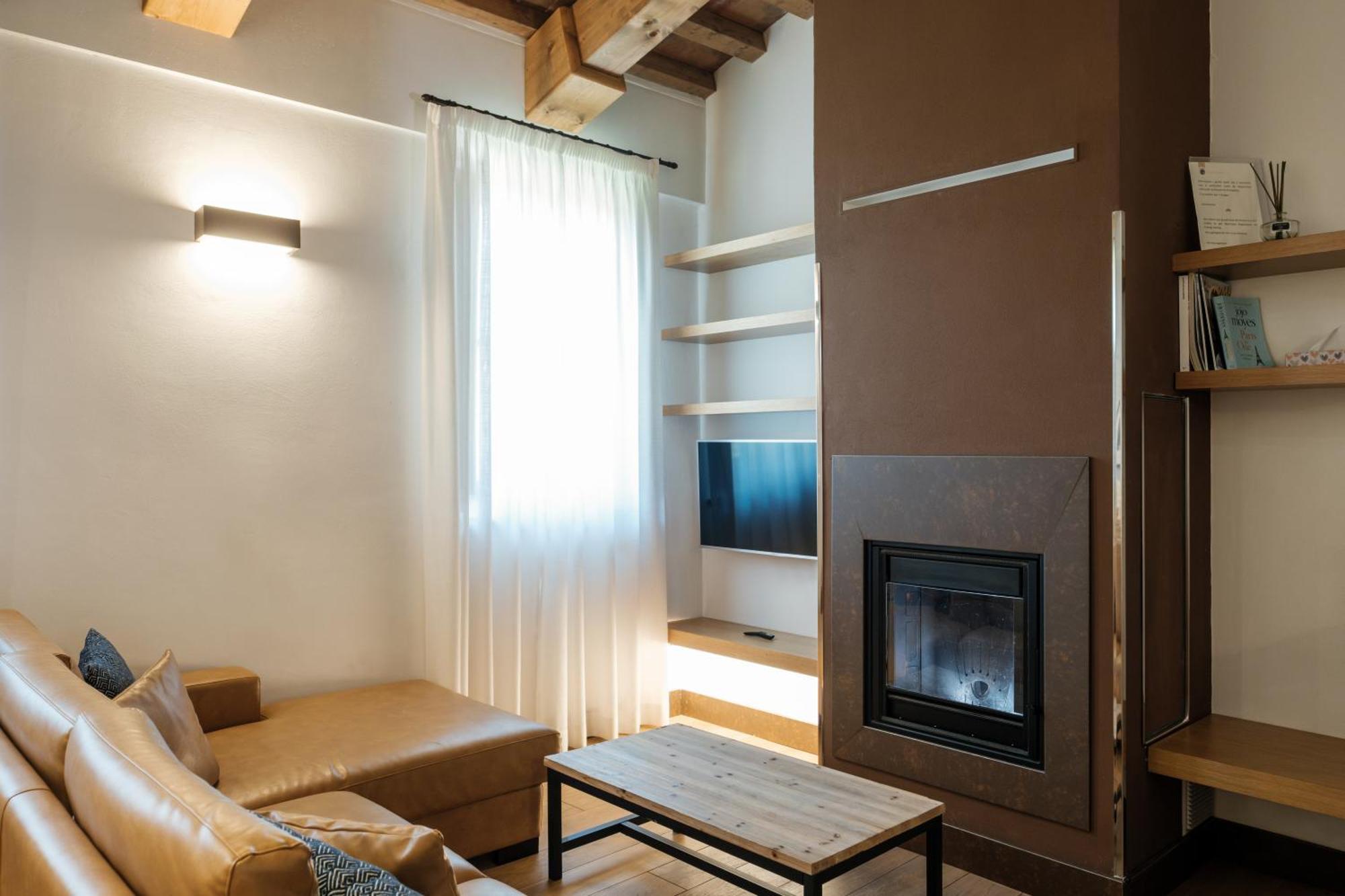 빌라 톨로메이 호텔&리조트 피렌체 외부 사진 A living room with a fireplace