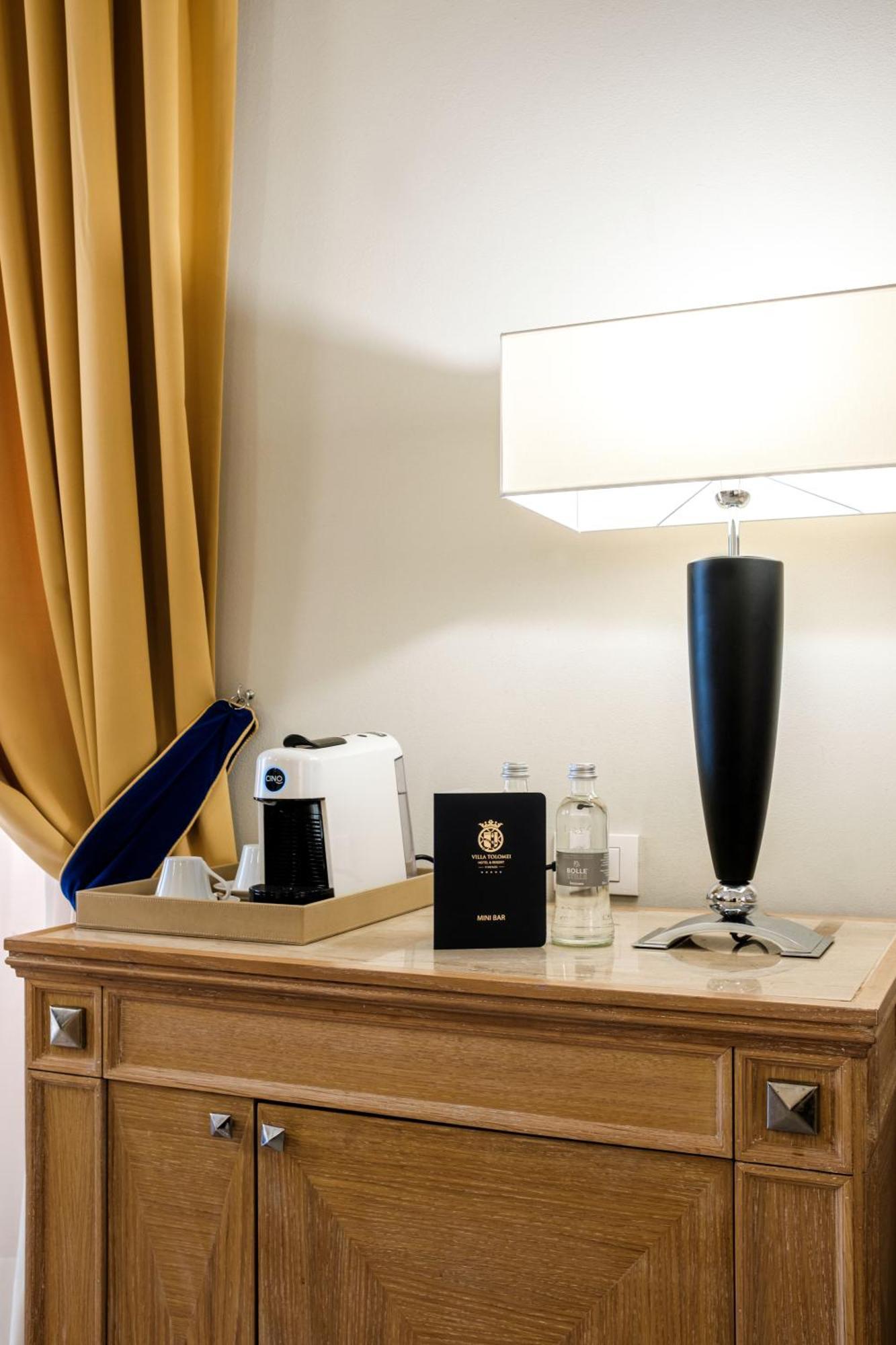 빌라 톨로메이 호텔&리조트 피렌체 외부 사진 A Nespresso machine in a hotel room