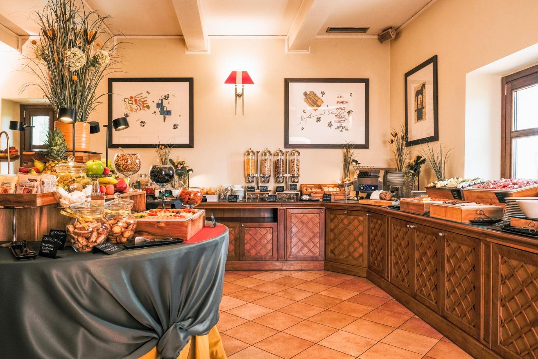 빌라 톨로메이 호텔&리조트 피렌체 외부 사진 A buffet at a hotel